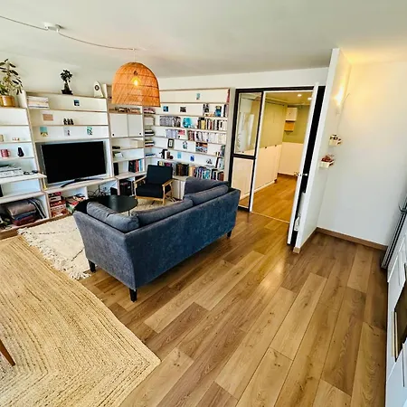 Chic In A Listed District Apartment *